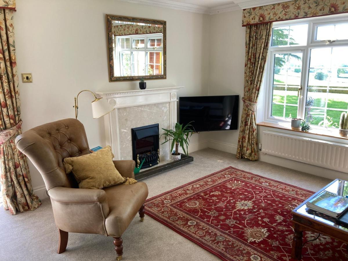 Exclusive 2 Bedroom Apartment With Summer House And Hot Tub Daventry Buitenkant foto
