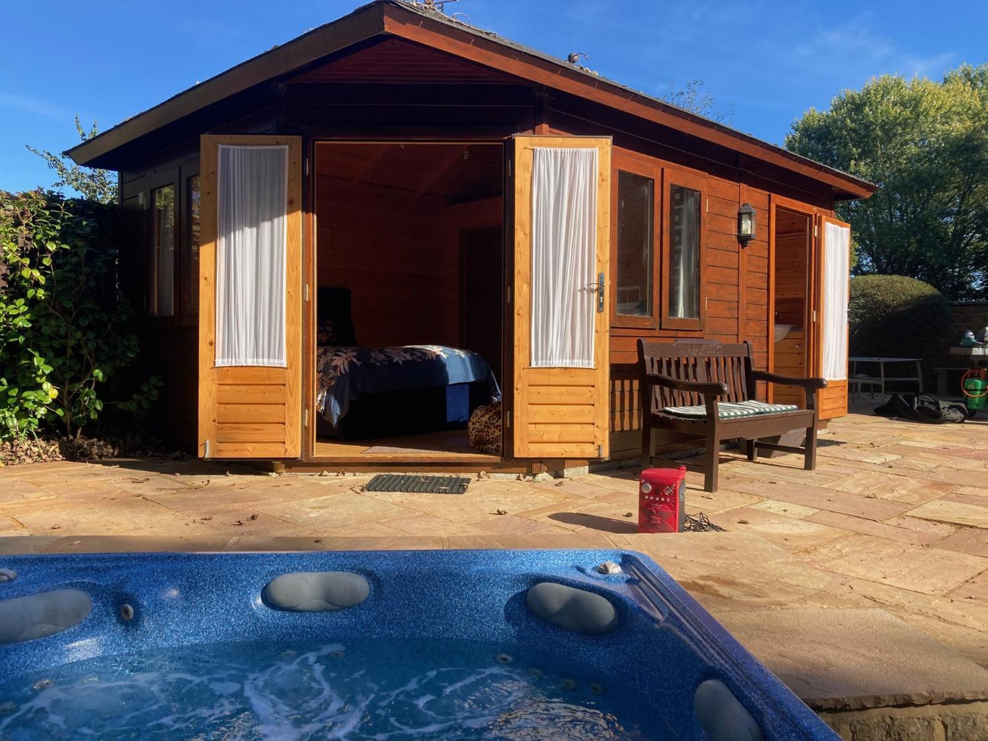 Exclusive 2 Bedroom Apartment With Summer House And Hot Tub Daventry Buitenkant foto