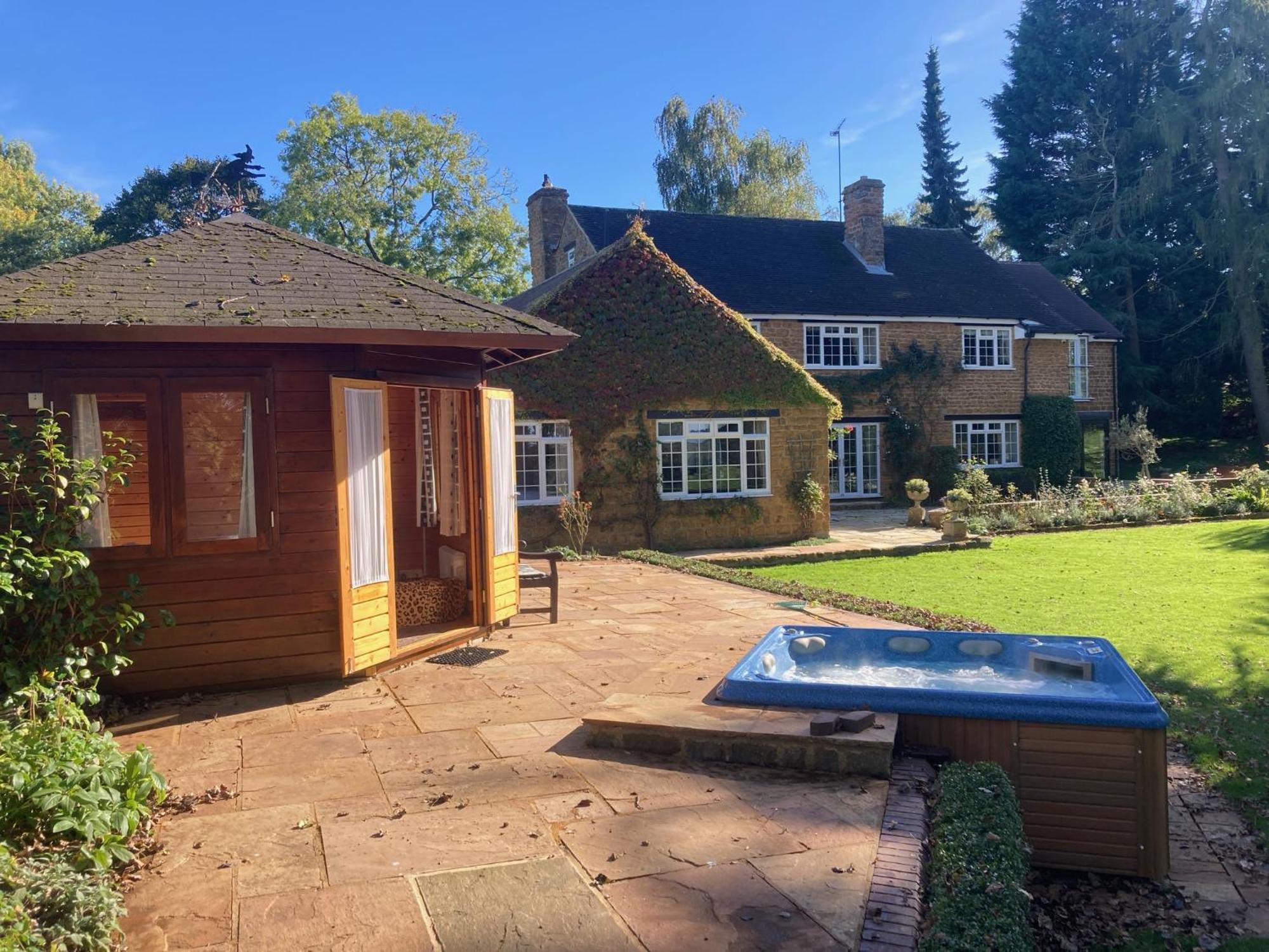 Exclusive 2 Bedroom Apartment With Summer House And Hot Tub Daventry Buitenkant foto